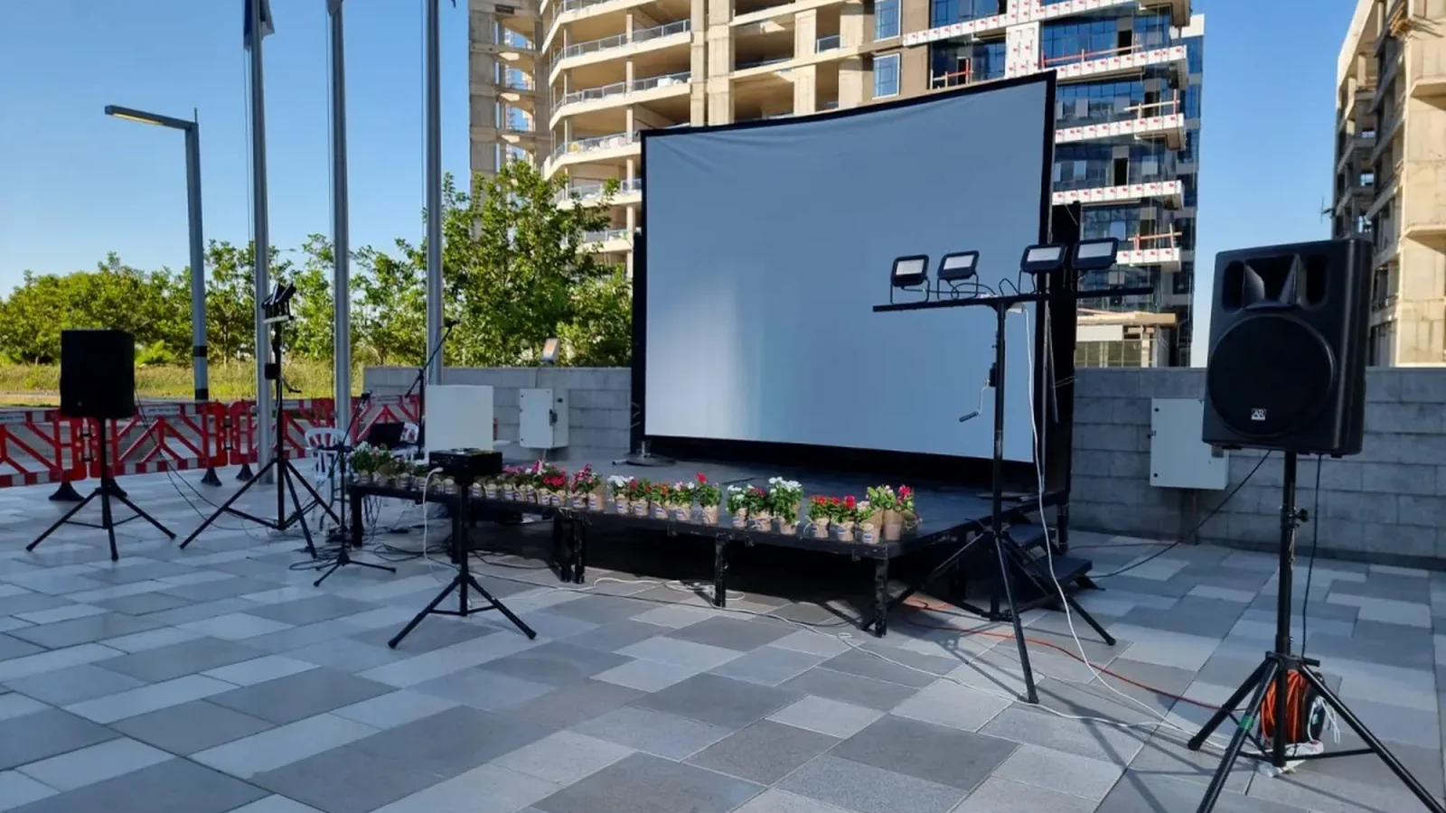 מסך הקרנה ומקרן לאירוע חוץ